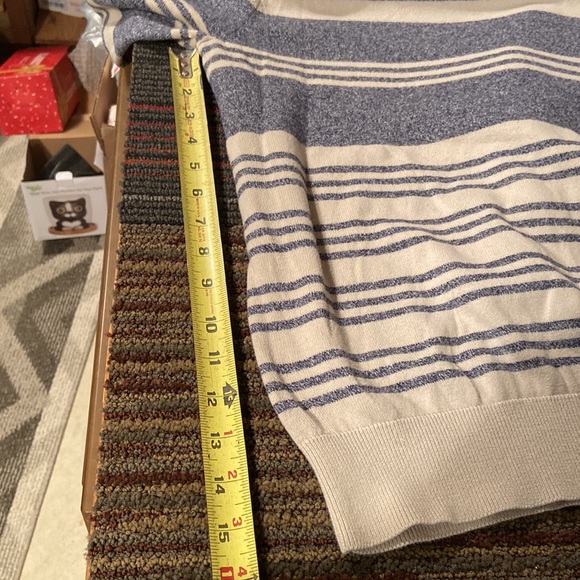 Lightweight sweater minimal wear, tag removed - Picture 4 of 6